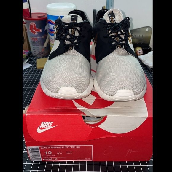 Nike Rosherun HYP PRM QS “Gold Trophy” sz10 - Picture 2 of 8